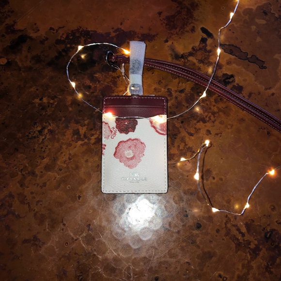 🆕🎁 SALE 🎉COACH CHALK/RED FLORAL ID LANYARD - Picture 2 of 6